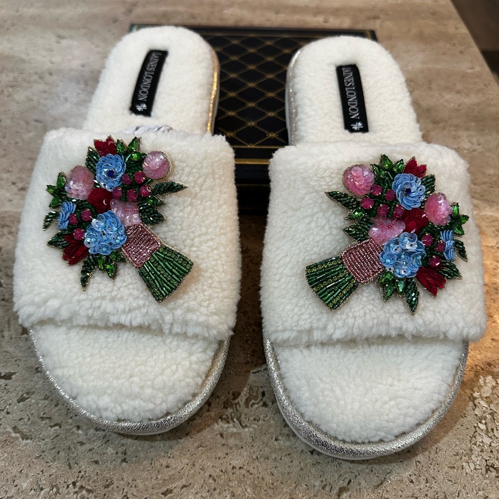 LAINES LONDON Teddy Toweling Slipper Sliders With Flowers Brooches - Cream - XL